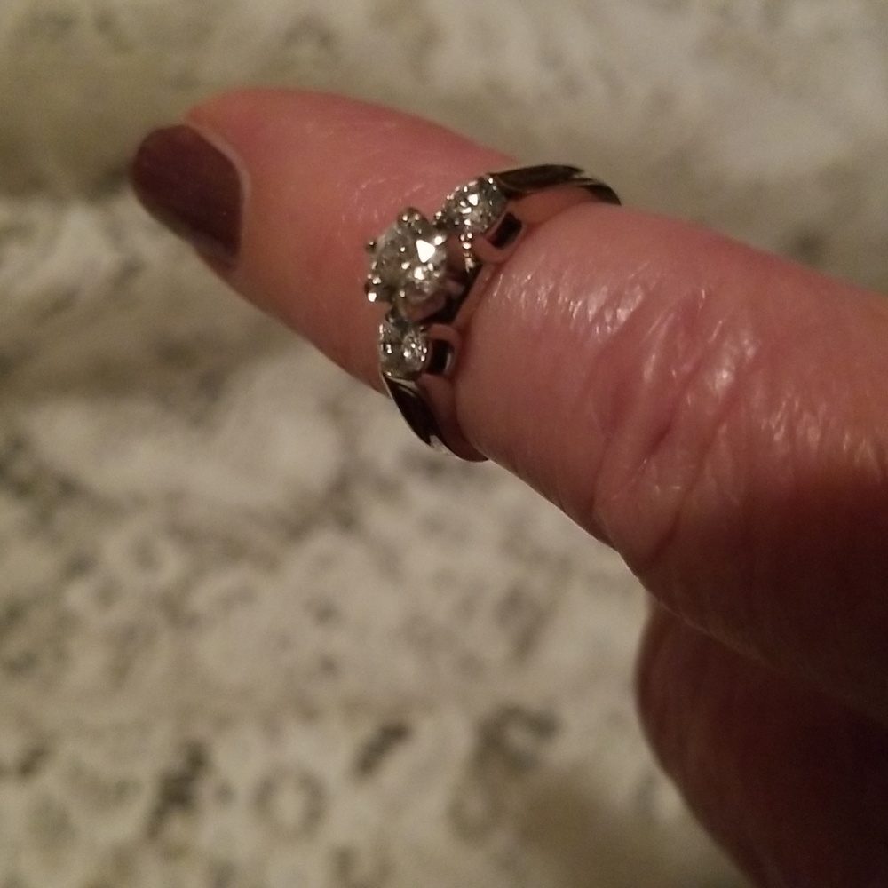 18K gold ring with 3 Beautiful Diamonds - Picture 10 of 13